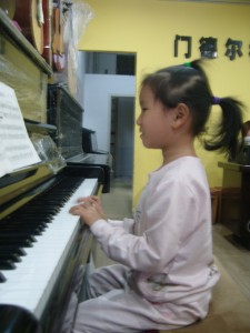 李柔佳小朋友正在认真弹奏钢琴