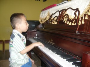 从荔浦专程上桂林找李红刚老师学习钢琴的小朋友